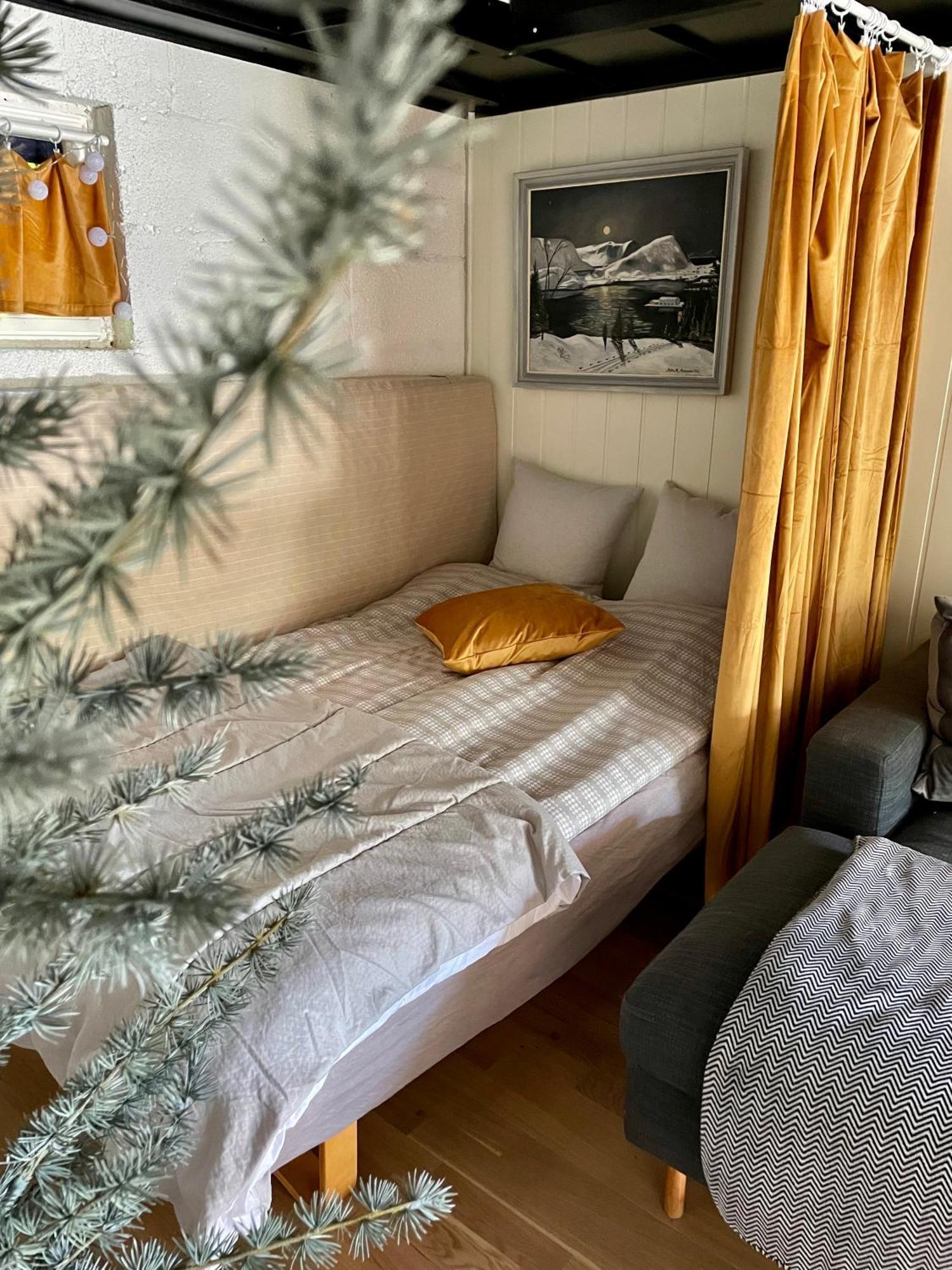Primitivt Kjellerrom Uten Dusj, Med Delt Toalett Rum i privatbostad *